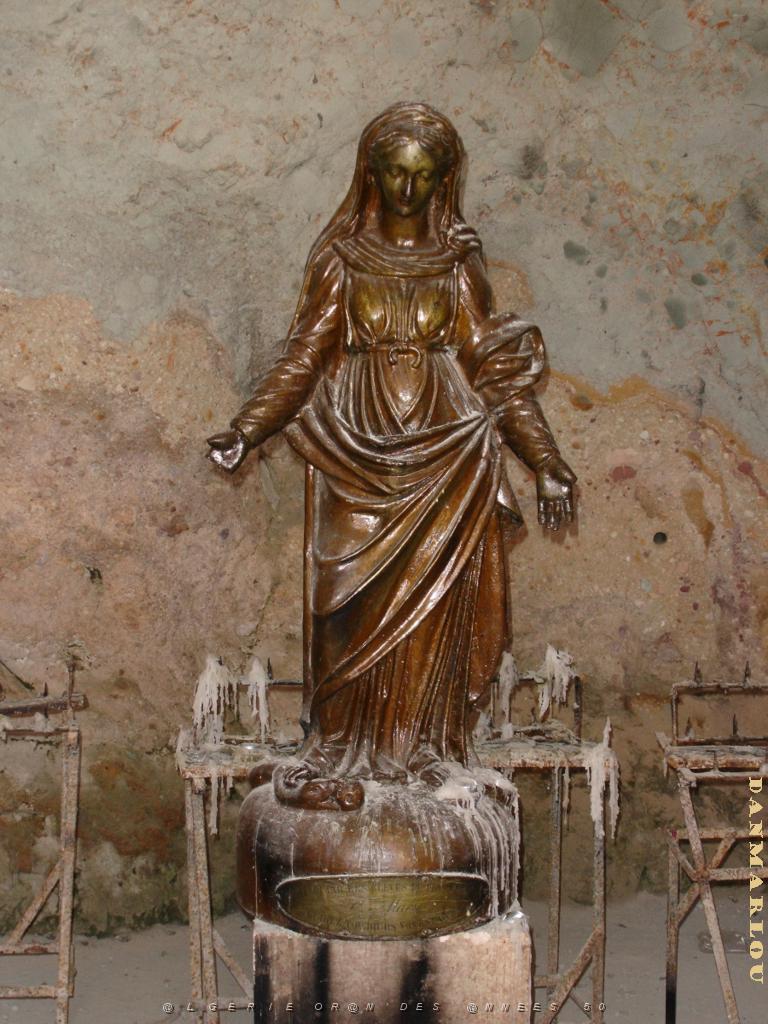 ORAN 10 2005 038 LA VIERGE DANS LA GROTTE DE SANTA CRUZ.JPG